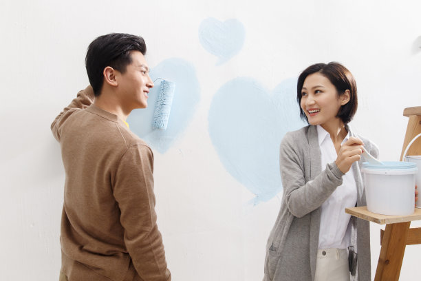 年轻夫妇装修房子图片下载