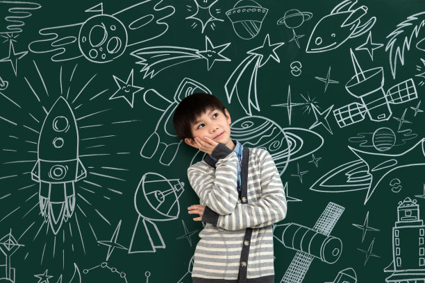 小男孩站在黑板前图片下载