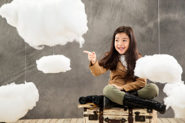 复古女孩坐在行李箱上图片下载