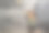 站在行李箱上扔纸飞机的小女孩图片下载