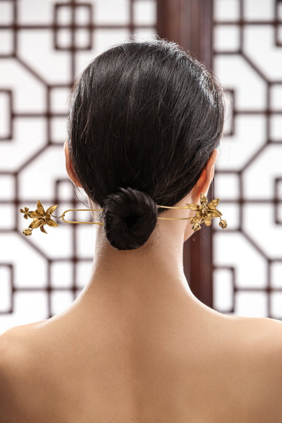 梳着中式发髻的东方女人背影图片下载