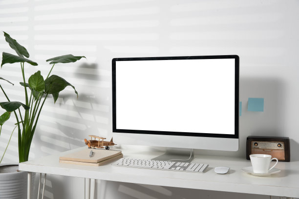 居家办公桌上的电脑图片下载