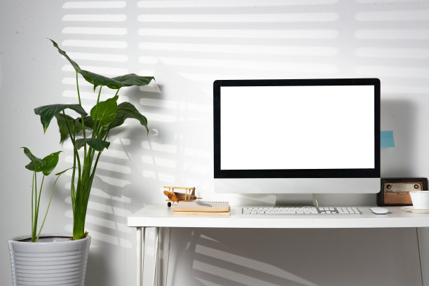 居家办公桌上的电脑图片下载