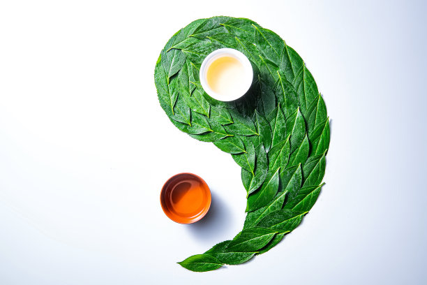 茶叶和茶杯组成的太极图案图片下载