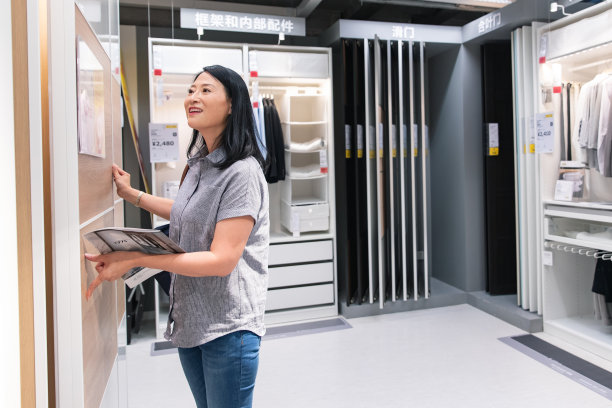 中年女性购买家具图片下载