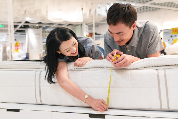 中年夫妇购买床上用品图片下载