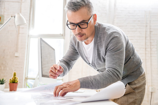 画图纸的资深设计师图片下载