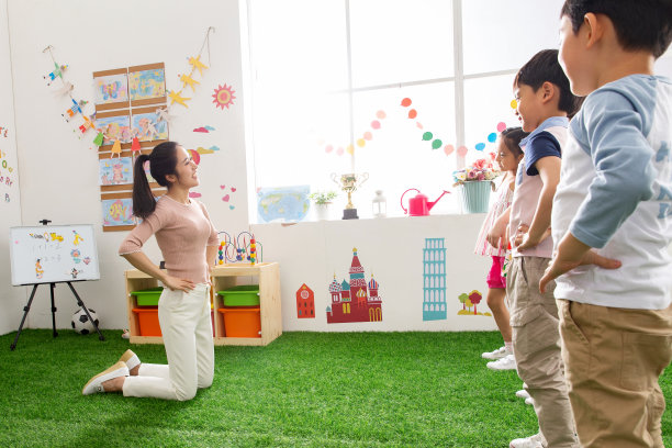 幼儿园老师和小朋友们图片下载