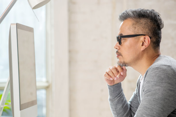 在室内办公的中老年设计师男士图片下载