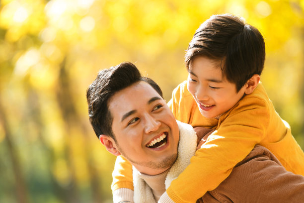 父亲和儿子在户外玩耍图片下载