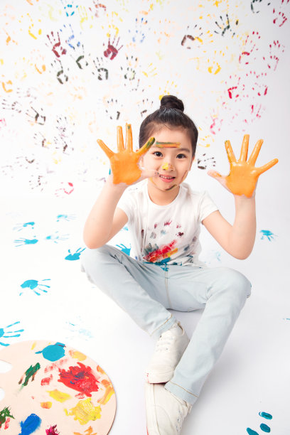 手上涂满颜料的小女孩图片下载