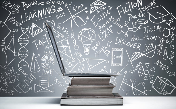 黑板画前桌子上的书和电脑图片下载