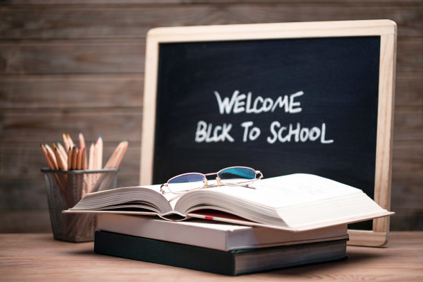 桌面上的小黑板和学习用品图片下载