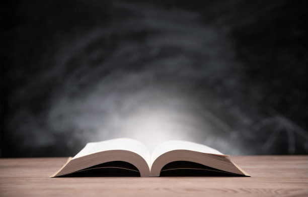 黑板前桌子上打开的书图片下载