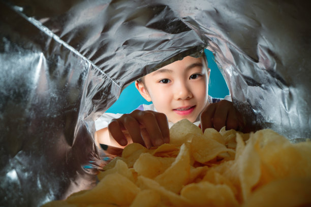 吃薯片的小女孩图片下载