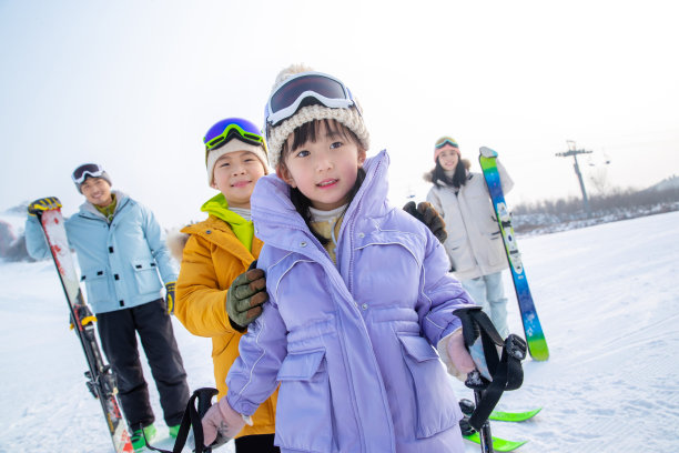 快乐的年轻家庭来滑雪场滑雪图片下载