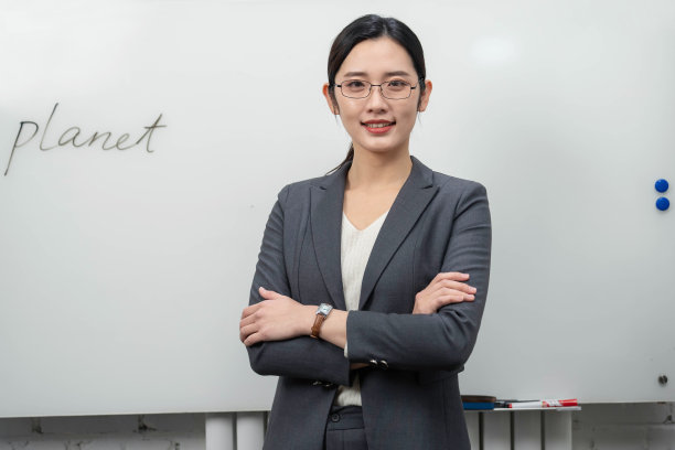 教英语的青年女教师图片下载