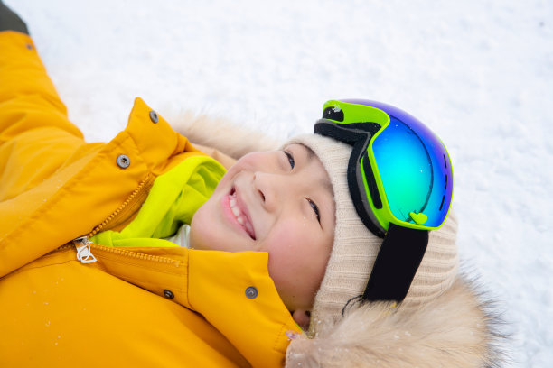 躺在雪地上的快乐男孩图片下载