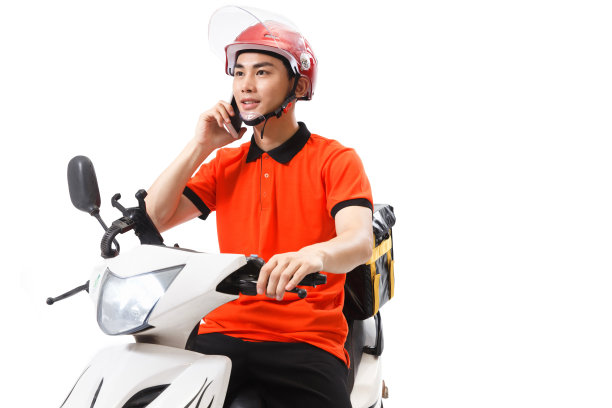 年轻的快递员在工作图片下载