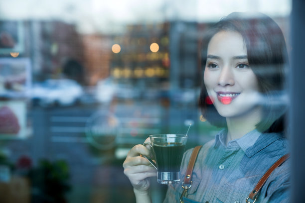 女侍者品尝自己做的咖啡图片下载