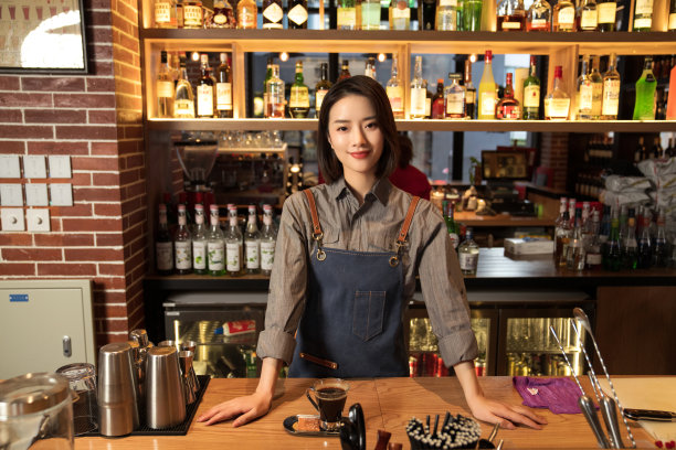 吧台内的女服务员图片下载