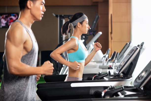 青年人在健身房里健身图片下载