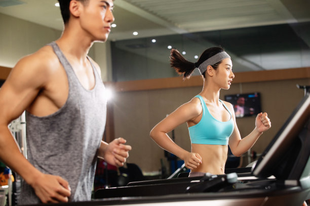 青年人在健身房里健身图片下载