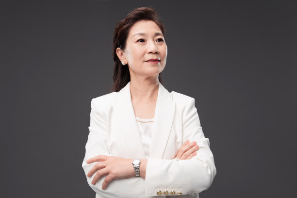 双臂交叉的权威商务女士图片下载