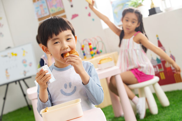 幼儿园小朋友用餐图片下载