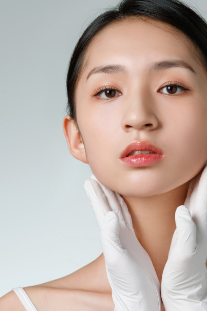 青年女人做整形手术图片下载