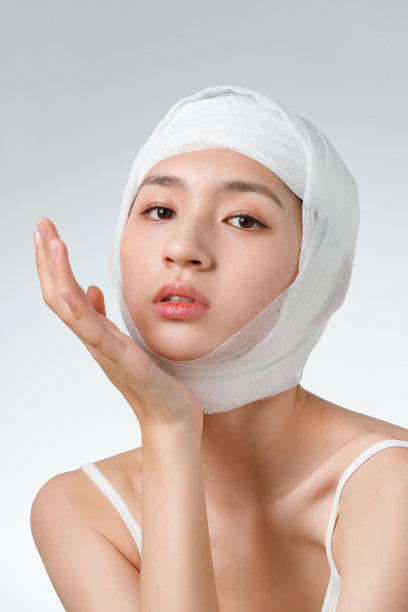 青年女人做整形手术图片下载