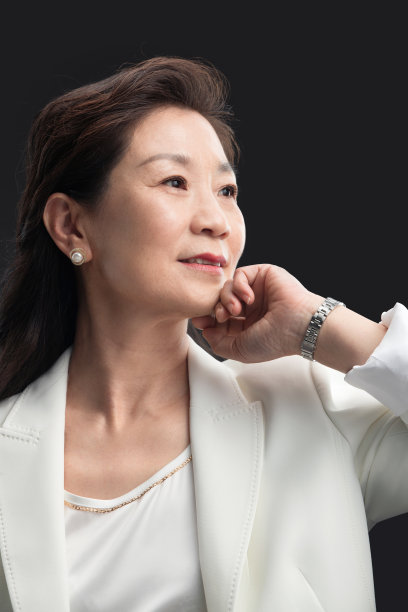 坐在椅子上的成熟商务女士图片下载