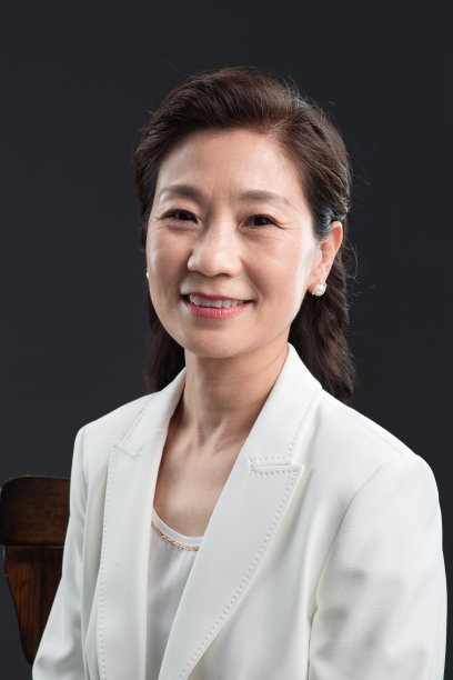 坐在椅子上的成熟商务女士图片下载