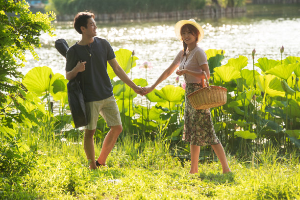 手牵手郊游的幸福情侣图片下载