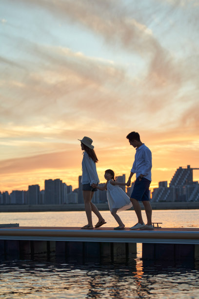 一家三口在海边度假图片下载