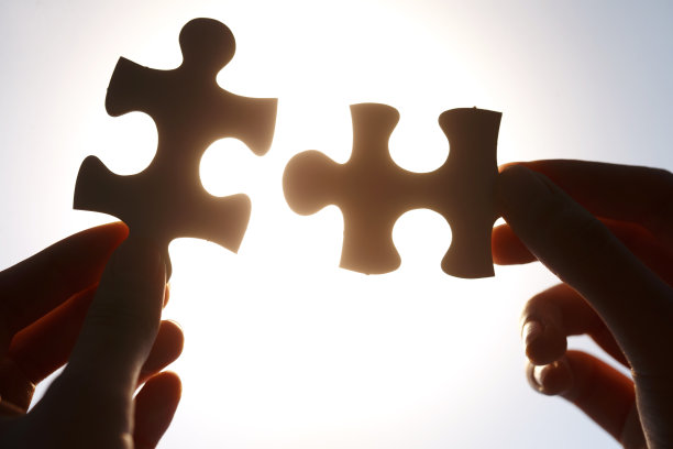 手拿拼图图片下载