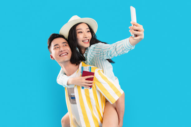 青年男人背着女朋友拿手机拍照图片下载