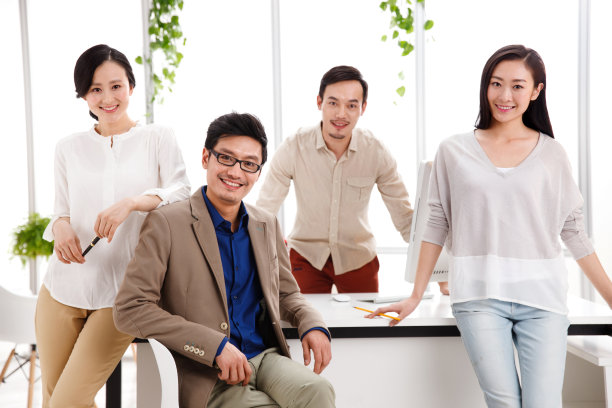 休闲的商务男女在办公室图片下载