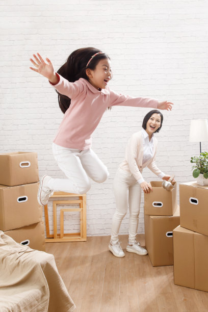 小女孩和妈妈玩耍图片下载