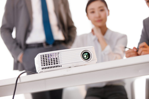 会议室里的投影设备图片下载