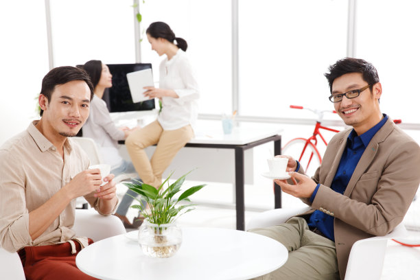 休闲的商务男女在办公室图片下载