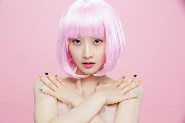 双手遮挡在胸前的个性时尚女子图片下载