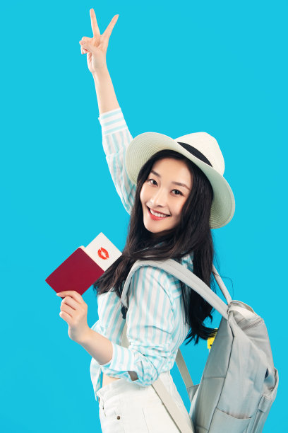 拿着护照机票的年轻女孩图片下载