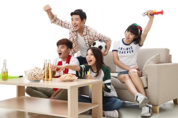 年轻球迷看比赛欢呼呐喊图片下载