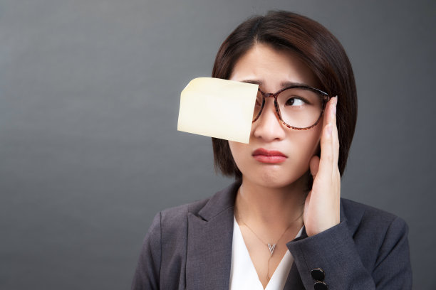 苦恼的青年女人图片下载