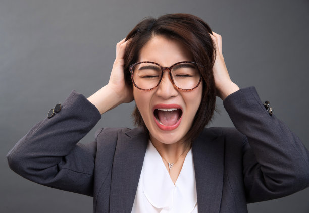 苦恼的青年女人图片下载