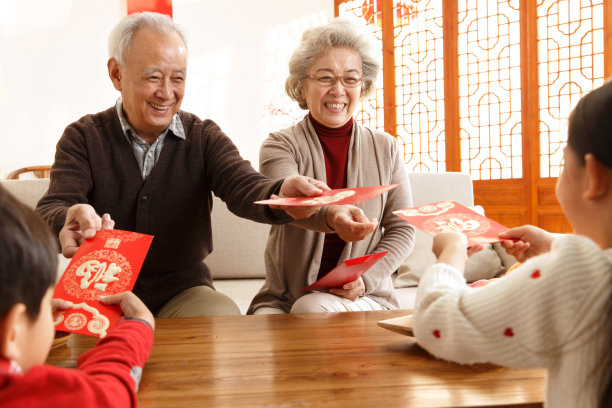 祖父母过年给孙子孙女压岁钱图片下载
