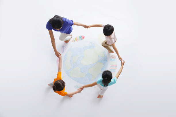 幼儿园老师带着小朋友们玩耍图片下载