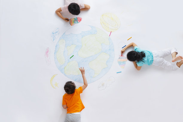 幼儿园小朋友们画画图片下载