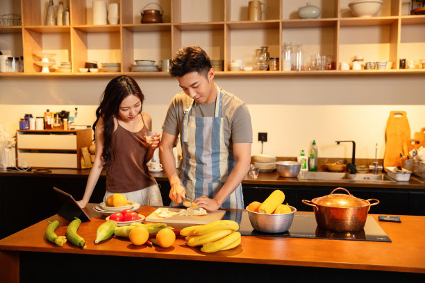 青年夫妇在家做饭图片下载